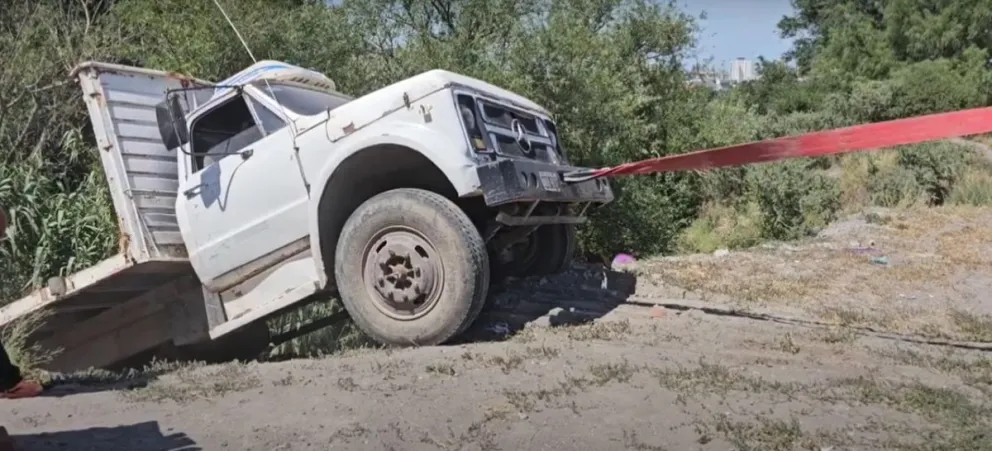 Se desbarrancó un camión en Patagones: terminó adentro de una zanja