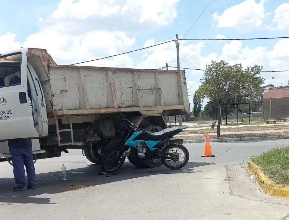 En medio del intenso calor chocaron un motociclista y el conductor de un camión