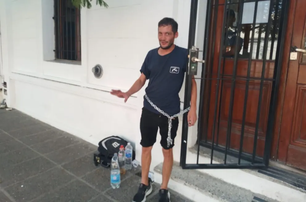 Llegó a esta ciudad para encadenarse en la Casa de Gobierno