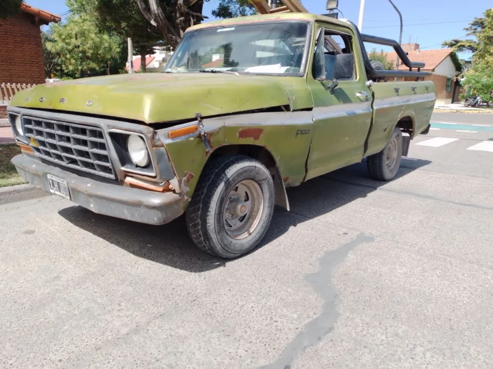 Un delivery chocó con una camioneta vieja en una arteria con semáforos