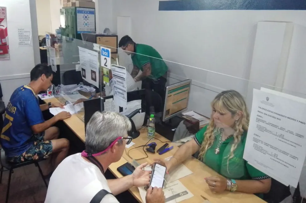 No hay plata: se entregarán constancias de licencias de conducir porque no hay plásticos