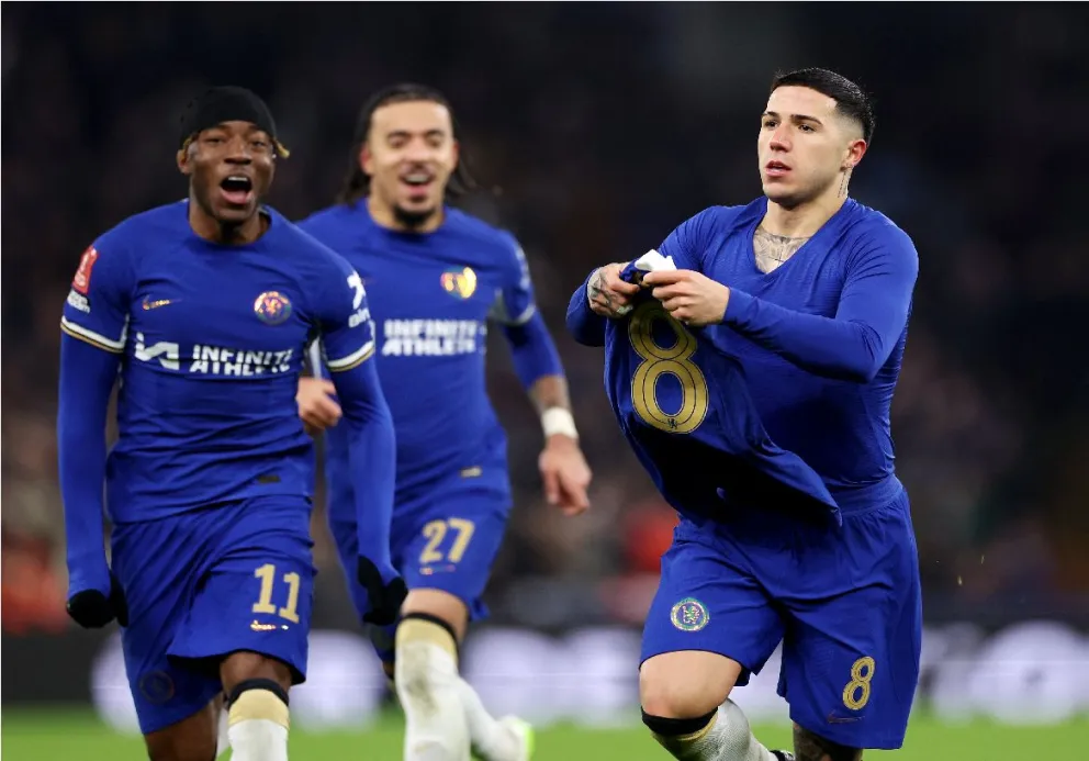 Enzo Fernández se quedó con el duelo de campeones del Mundo: le marcó un golazo a “Dibu” Martínez