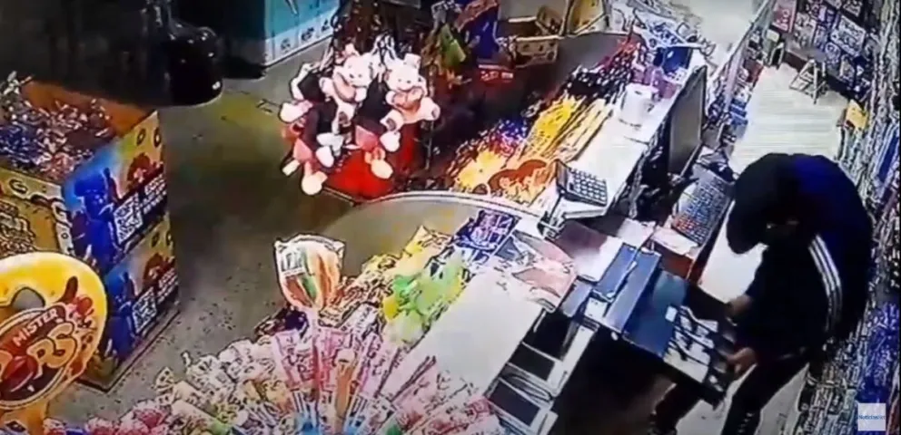 Robaron un kiosco en pleno centro de Viedma y quedaron filmados