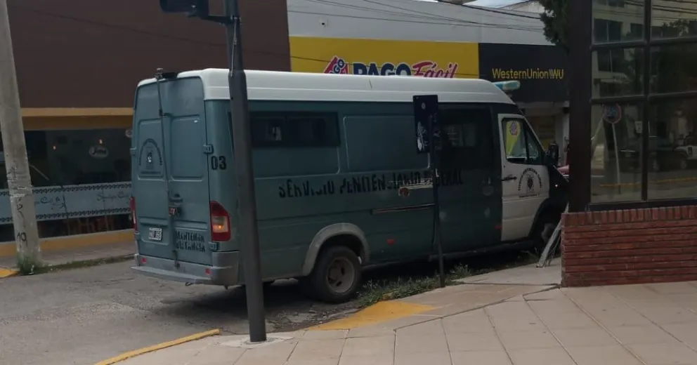 Escrachan al conductor de una trafic de la Unidad 12 por tapar una rampa