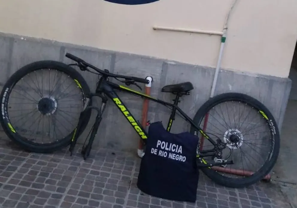 Compró una bicicleta robada, la cargó al hombro por el desguace y terminó en la comisaría