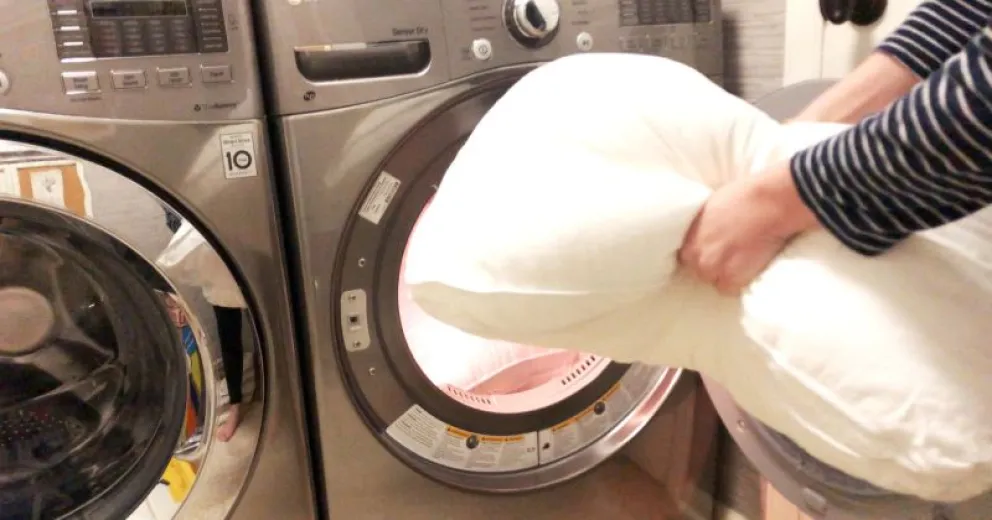 Truco casero para lavar almohadas en el lavarropas sin dañarlas