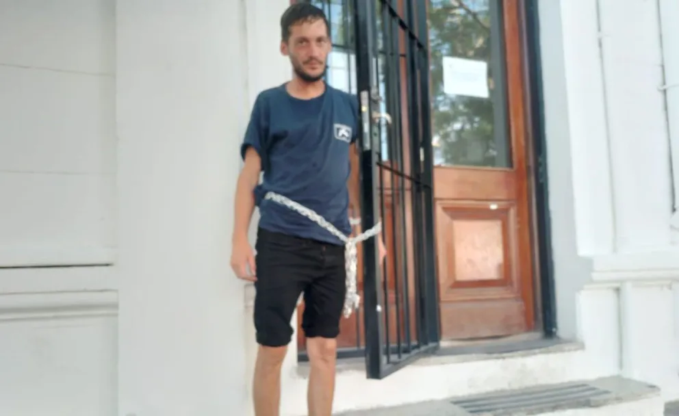 El encadenado se fue a su ciudad con una mochila de compromisos 