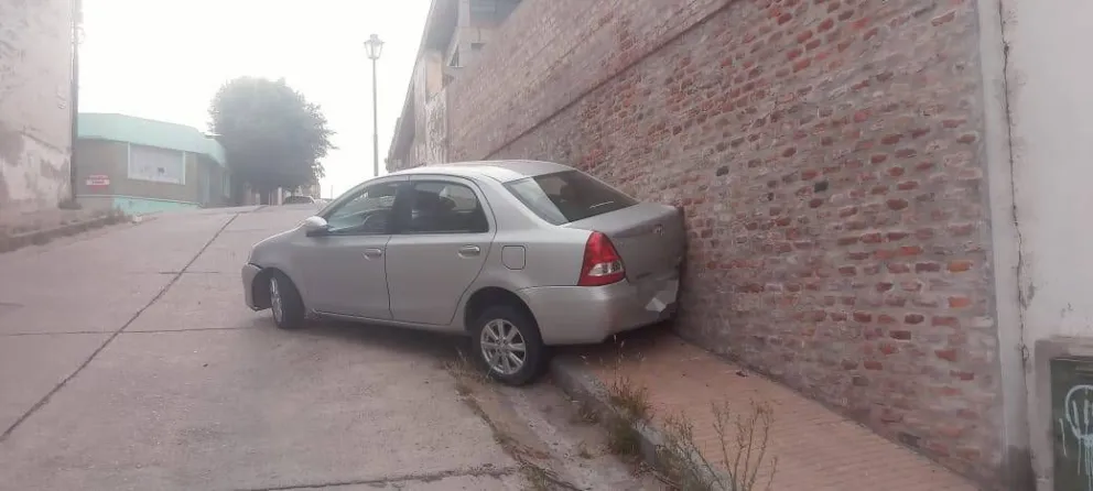 Se olvidó poner el freno de mano y terminó contra el paredón