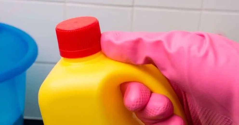 ANMAT prohibió la venta de una marca de lavandina y destapador de cañerías