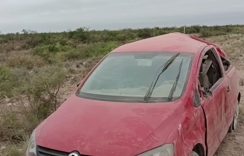 Una mujer se distrajo, volcó con su auto y se salvó de milagro