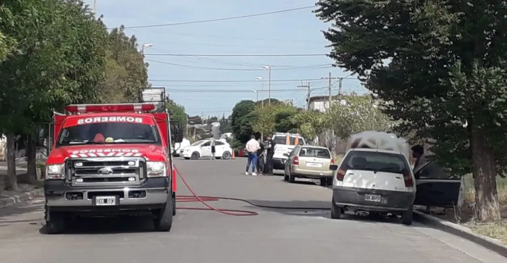 Por aparente falla mecánica se prendió fuego un auto