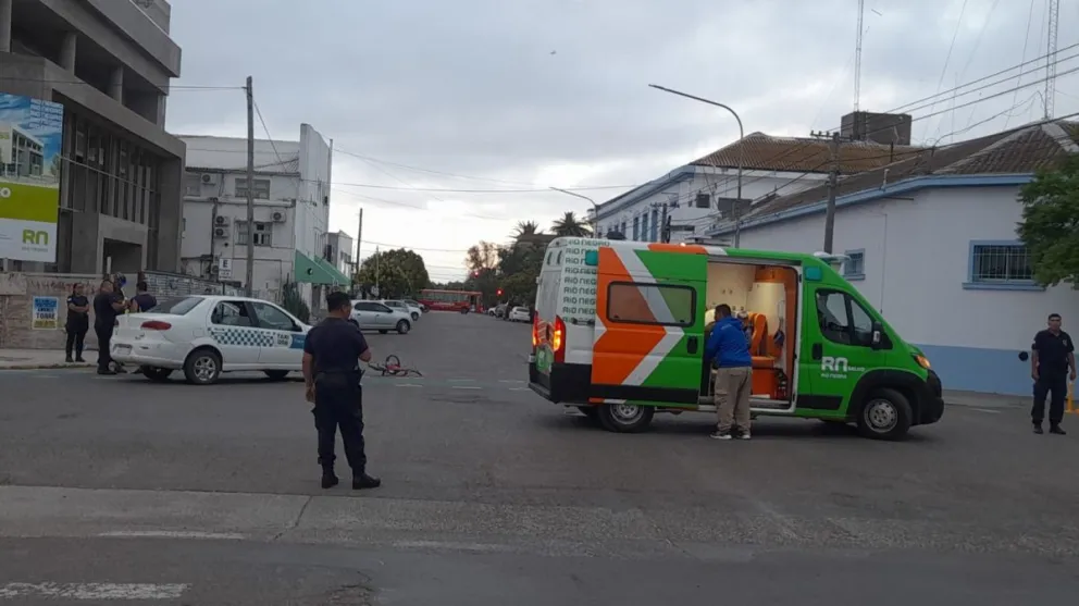Un taxi chocó a dos ciclistas en pleno centro de Viedma