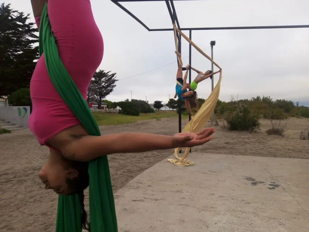 El Cóndor vuela y el grupo de acrobacia en telas aprovecha las bondades del balneario