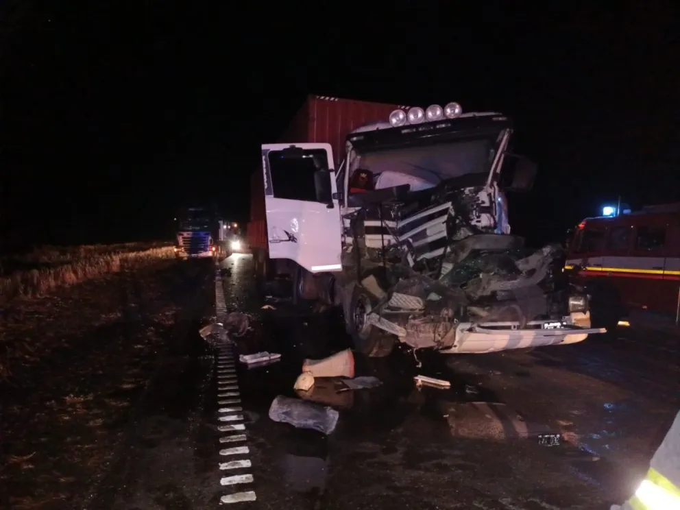 Choque de gigantes: un chofer se quedó dormido y dos camiones quedaron destrozados