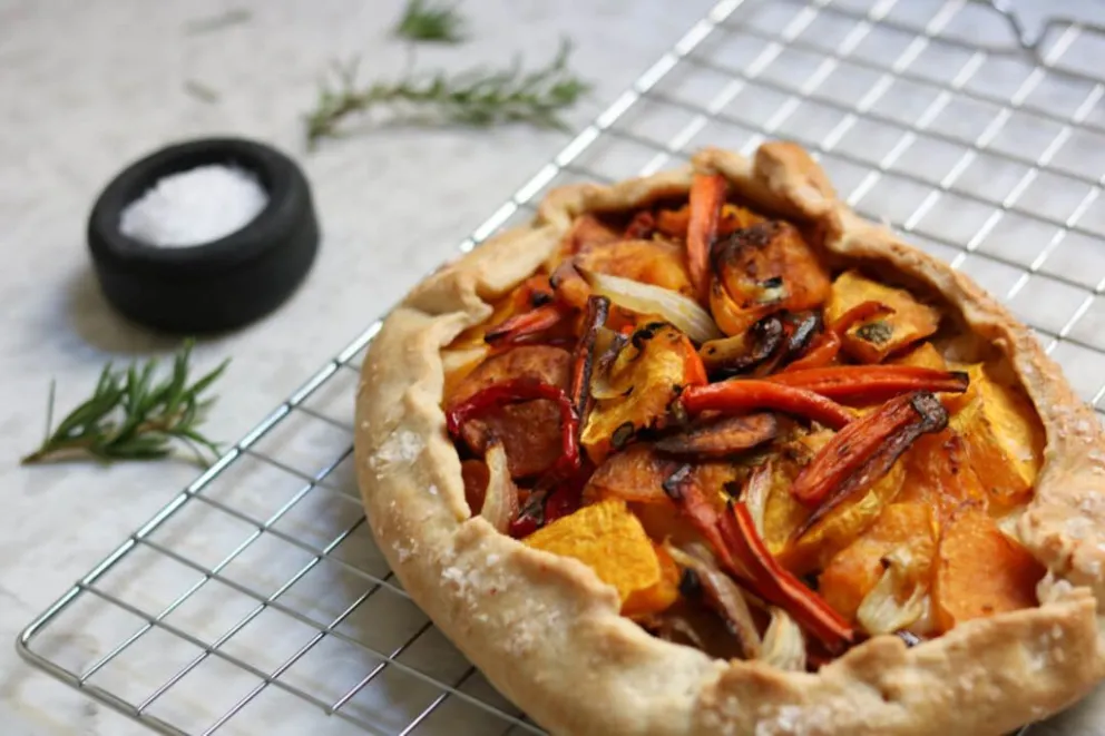 Ideal para el almuerzo: tarta de vegetales asados con queso cremoso
