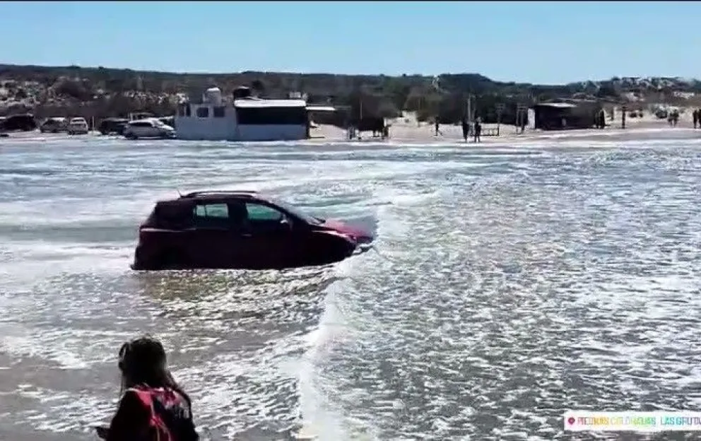 Complicaciones en playas del mar debido a sudestadas: Vehículos atrapados por las crecidas