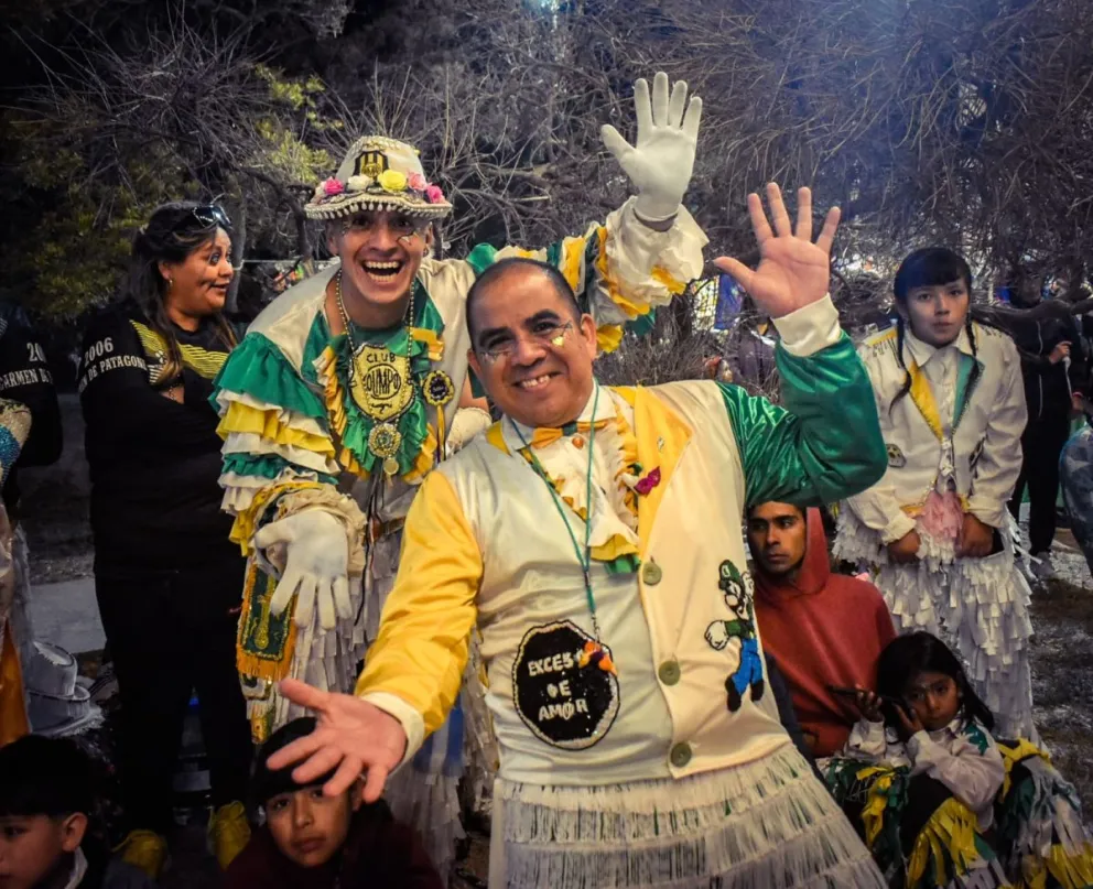 A pesar del frío, las comparsas pusieron calor en la última noche