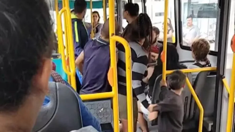 Un chofer amenazó con una picana a una familia que quería viajar en el colectivo sin pagar