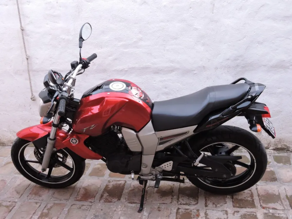 Robaron una moto en Viedma y quedaron filmados: “Vemos a 3 sujetos masculinos”