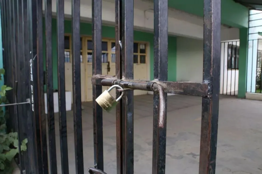 Arrancan las actividades en las escuelas, pero ¿vuelven los chicos a las aulas?