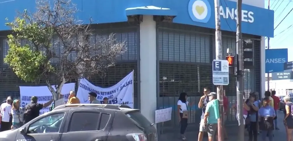 Los jubilados en alerta volvieron a la calle contra la motosierra de Milei