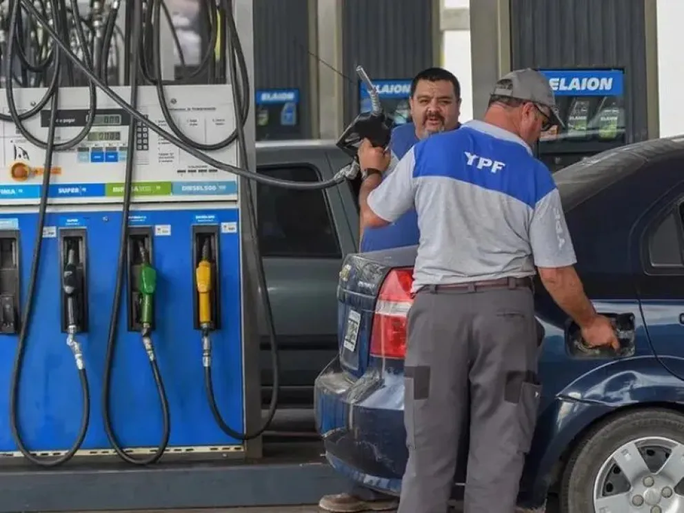No pagaron el combustible, el trabajador de YPF se colgó del auto y cayó en una autovía