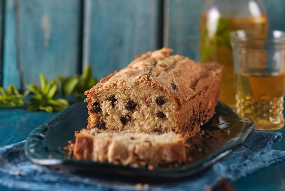 Cómo hacer un budín de yogur con chips de chocolate, súper fácil y rico