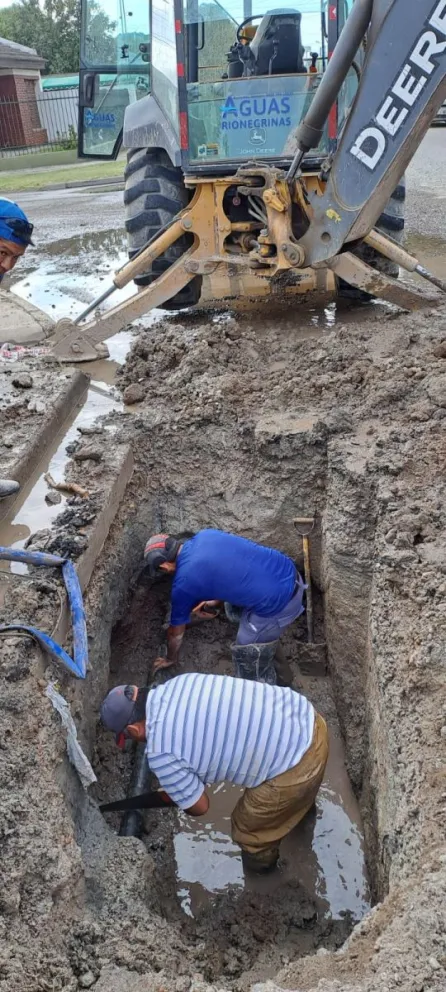 Aguas Rionegrinas finalizó la reparación de una importante cañería en Viedma: se restablece el servicio