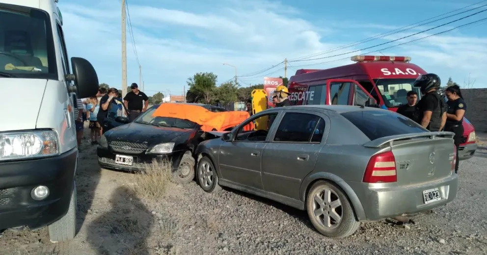 Chocó violentamente y quedó atrapada en el interior del vehículo