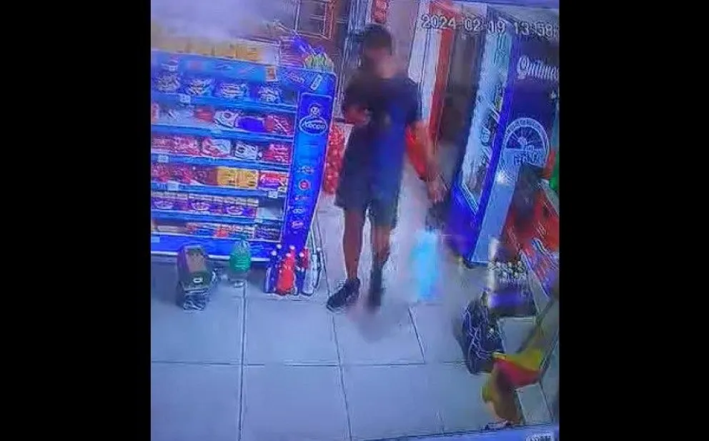 Robó bebidas en una despensa, pero quedó registrado en las cámaras 