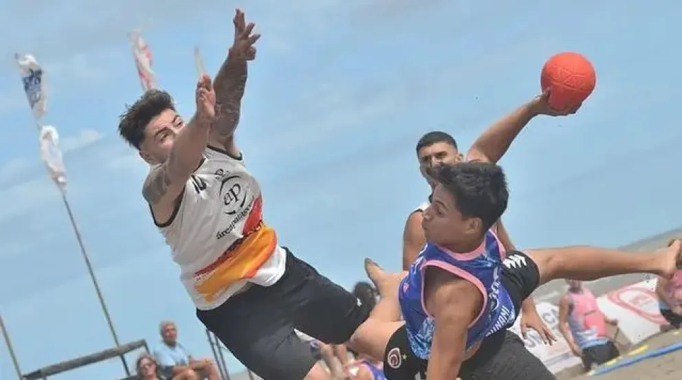 La arena de El Cóndor volvió a vibrar con el beach handball