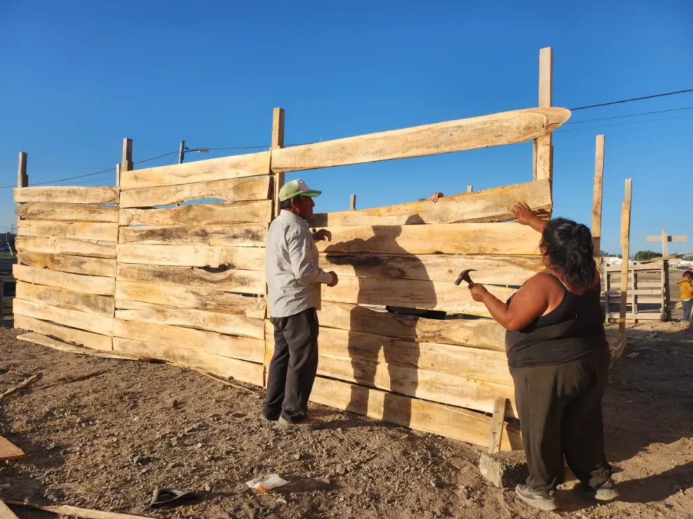 Se organizaron y construyeron una casilla para una mamá soltera y su hijo