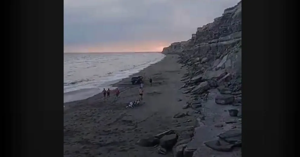 Video: Dos camionetas terminaron fundidas en la bajada de El Faro