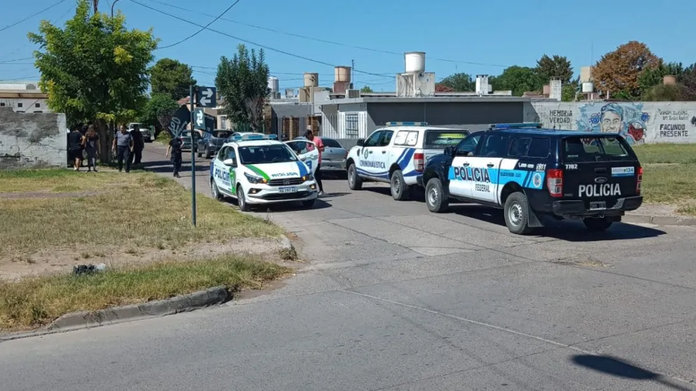 Una familia estaba bañando al bebé, le entraron a robar y uno quedó detenido
