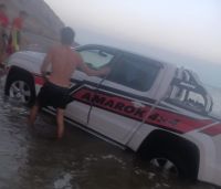 Así fue el rescate de la camioneta que quedó encajada en la playa