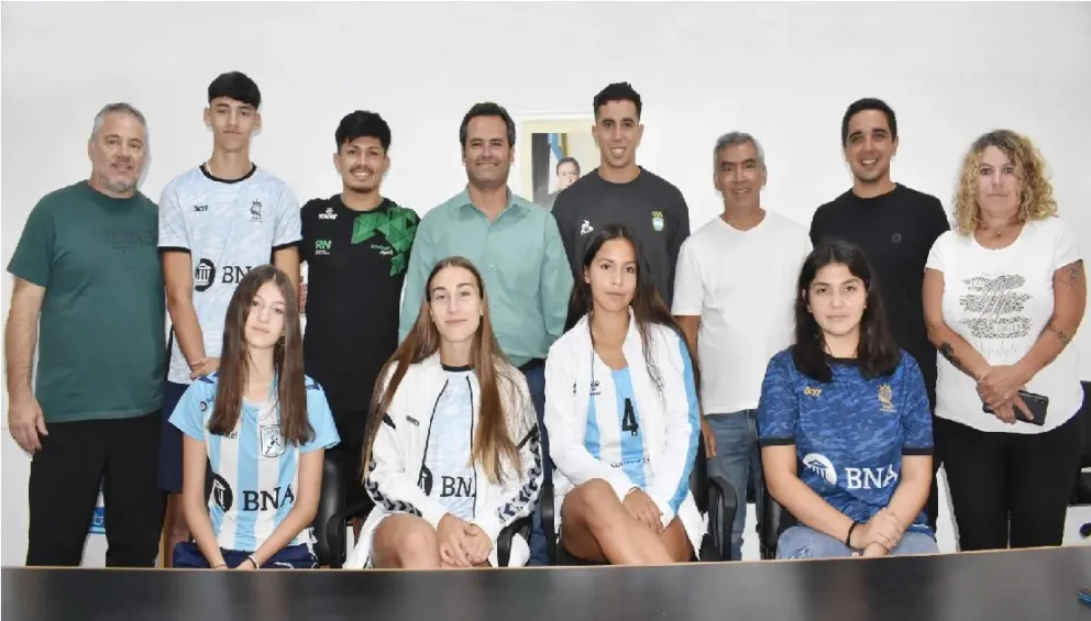 Una nutrida delegación de jugadores de beach handball viedmenses se suma a la Selección Argentina 