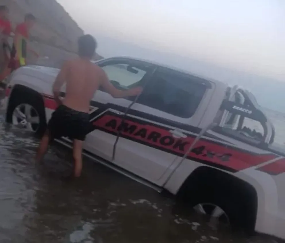 El dramático relató de Teramo luego de sacar una camioneta del mar: no le pagaron y alertó porque el damnificado quiere venderla  