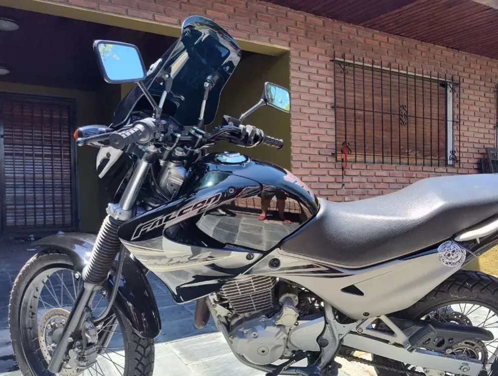 La policía recuperó una costosa moto que delincuentes llevaban a tiro