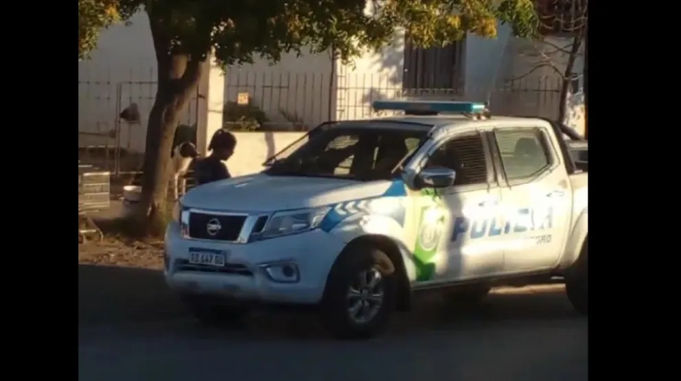 El colmo: un móvil de la Policía casi pierde la rueda en plena vía pública
