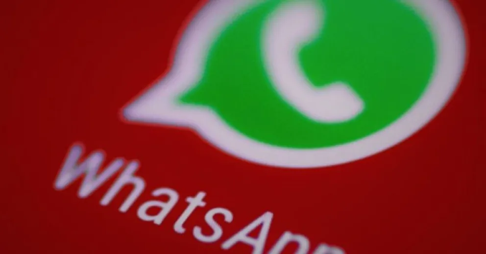 Revelan el truco para activar el "modo letras rojas" en WhatsApp