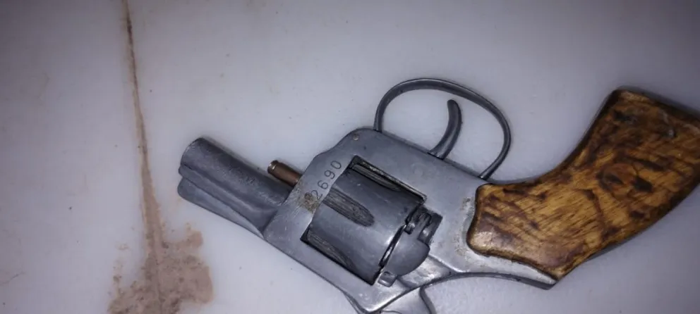 Tiraron un arma a un patio y el vecino tuvo que llamar a la policía