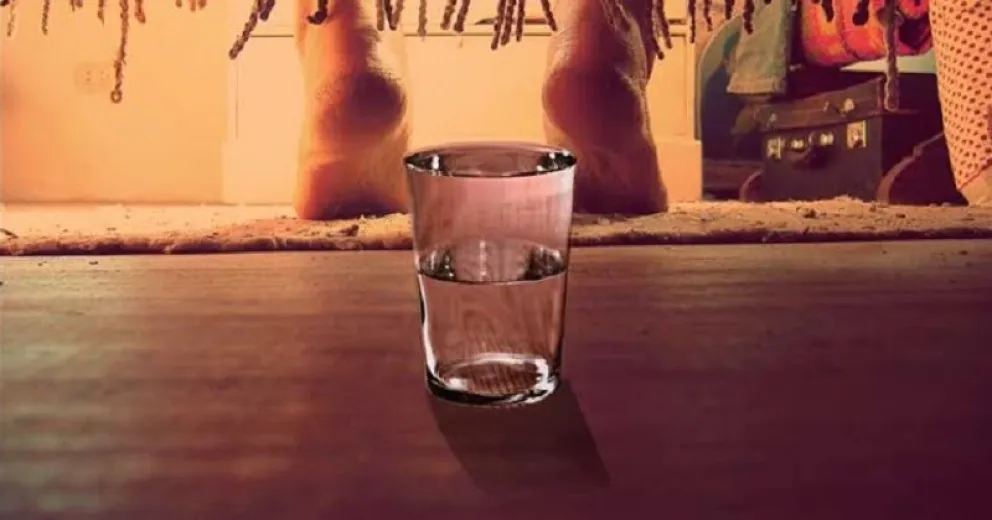 El poderoso ritual del vaso de agua bajo la cama: para qué sirve