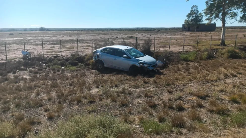 La lluvia y una curva le jugaron una mala pasada a un automovilista