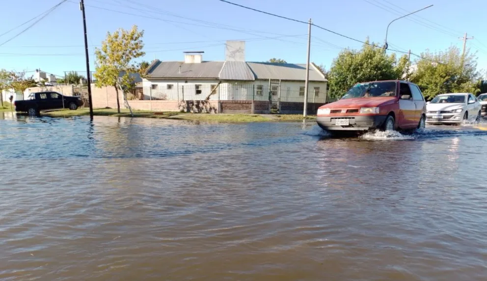 La sudestada hizo colapsar el canal enterrado de bulevar Ituzaingó y se inundaron varias calles