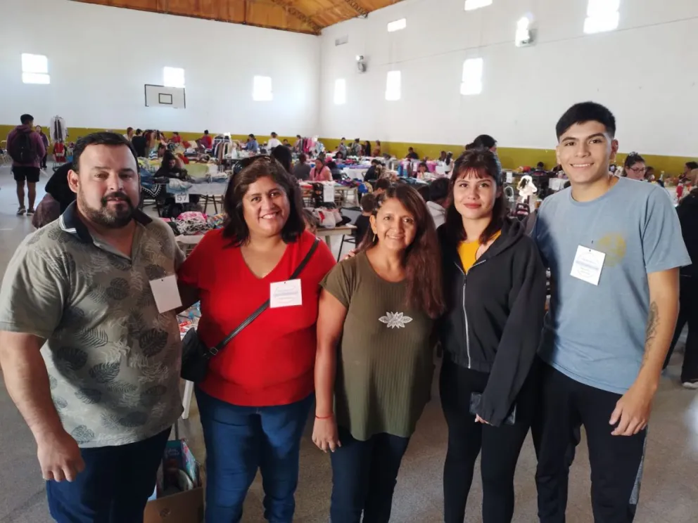 Con éxito de público la feria de emprendedores regresó al salón de la Escuela 200