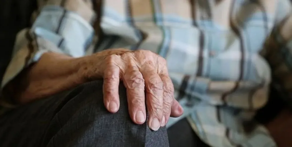 Salvaje ataque a un abuelo en Cipolletti: lo maniataron y torturaron en busca de dinero