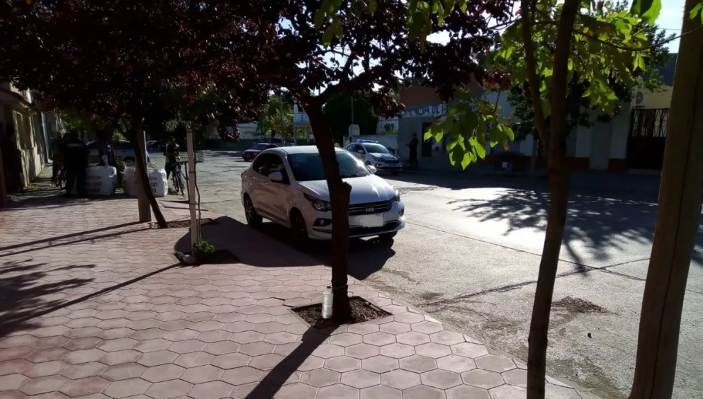 Un joven fue apuñalado a plena luz del día en un presunto ajuste de cuentas 
