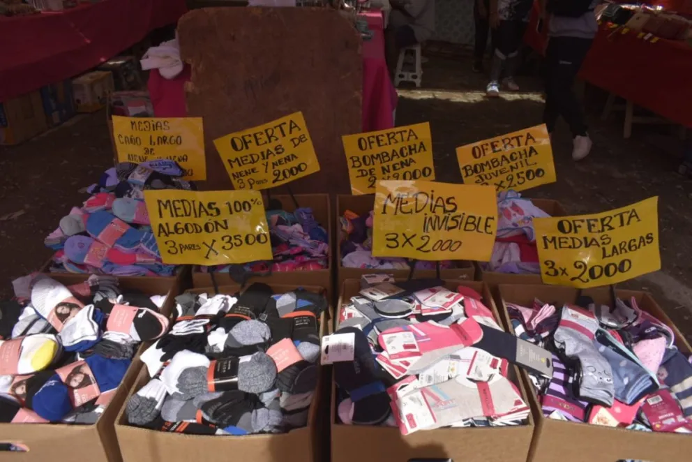 ¿Cuánto cuesta la docena de medias y los buzos en la Fiesta de la Soberanía?