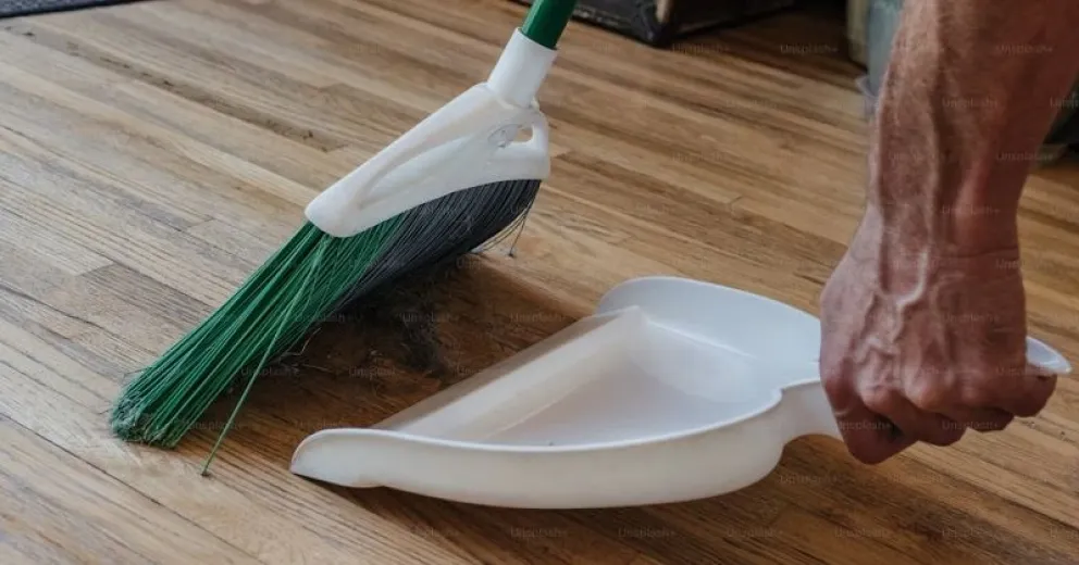 El sorprendente truco casero de la escoba con sal para una limpieza impecable