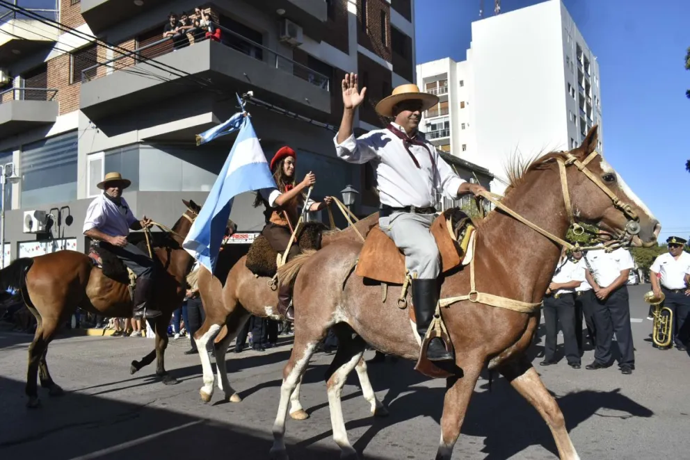 Fiesta de la soberanía: un multitudinario desfile engalanó el corazón de la ciudad